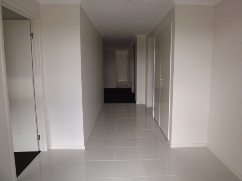 8 Sweetwater Place, Moe VIC 3825