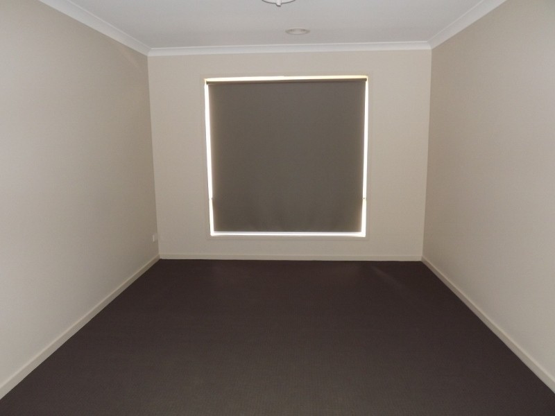 8 Sweetwater Place, Moe VIC 3825