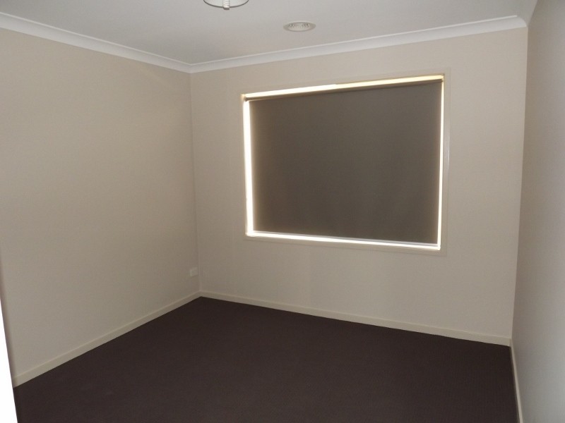 8 Sweetwater Place, Moe VIC 3825