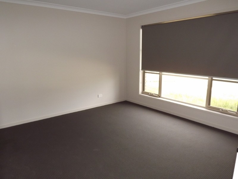 8 Sweetwater Place, Moe VIC 3825