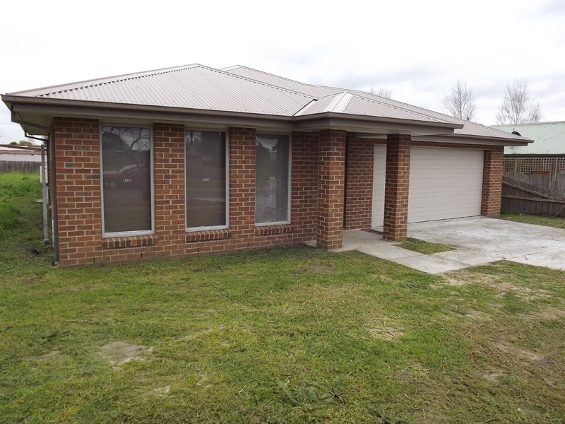 8 Parer Avenue, Moe VIC 3825