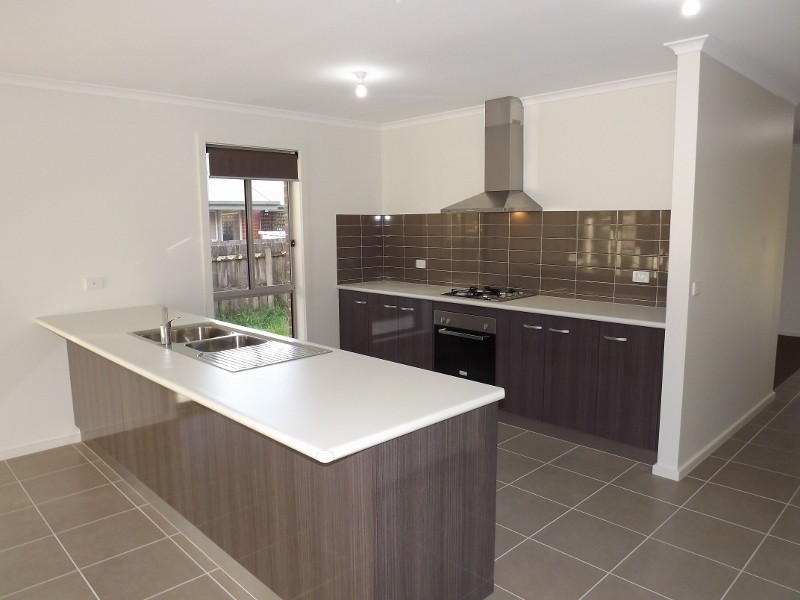 8 Parer Avenue, Moe VIC 3825
