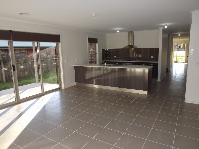 8 Parer Avenue, Moe VIC 3825