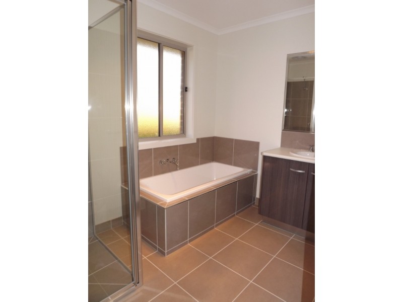 8 Parer Avenue, Moe VIC 3825