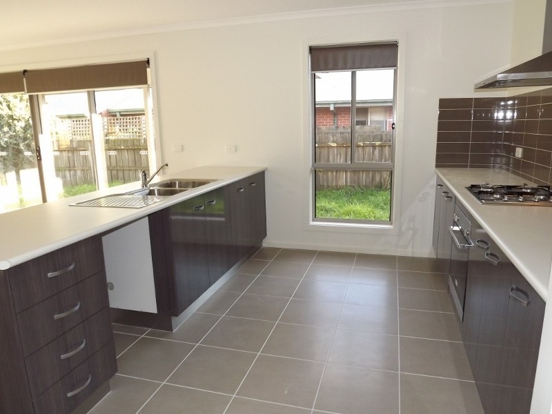 8 Parer Avenue, Moe VIC 3825