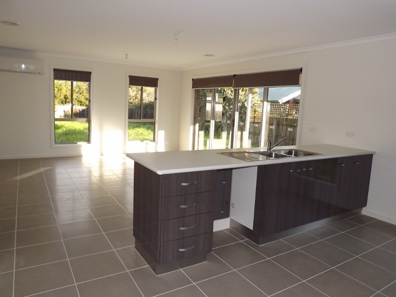 8 Parer Avenue, Moe VIC 3825