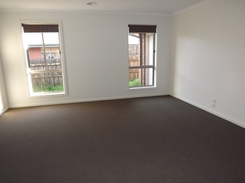 8 Parer Avenue, Moe VIC 3825