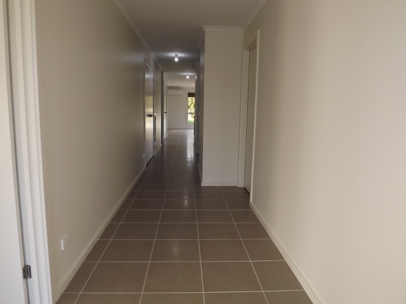 8 Parer Avenue, Moe VIC 3825