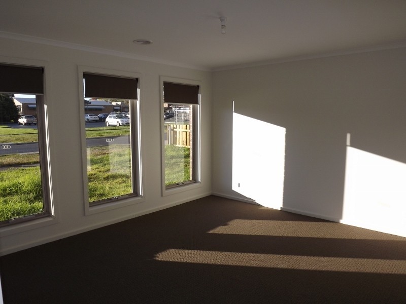 8 Parer Avenue, Moe VIC 3825