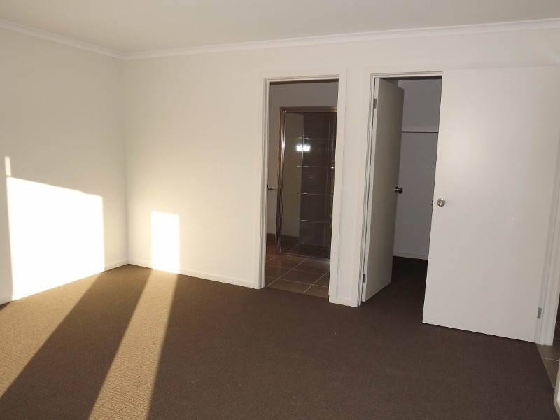 8 Parer Avenue, Moe VIC 3825