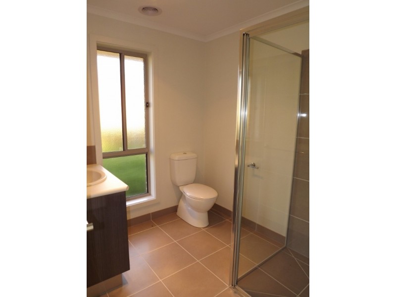 8 Parer Avenue, Moe VIC 3825