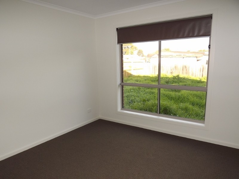 8 Parer Avenue, Moe VIC 3825