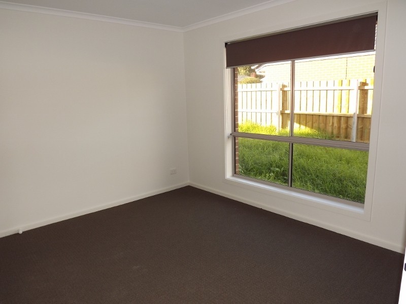 8 Parer Avenue, Moe VIC 3825
