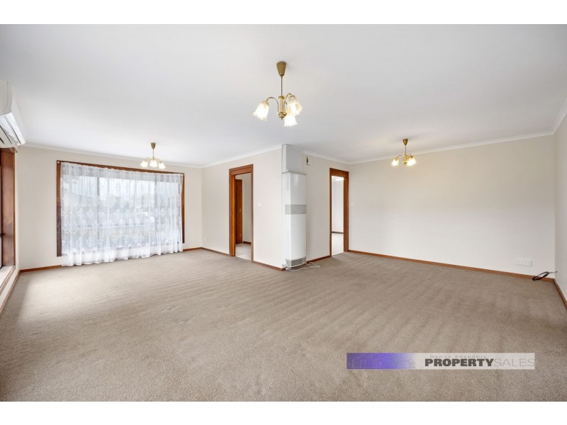 5 Randall Crescent, Moe VIC 3825