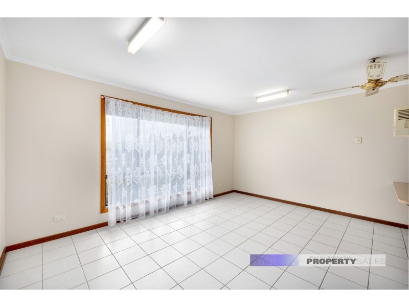 5 Randall Crescent, Moe VIC 3825