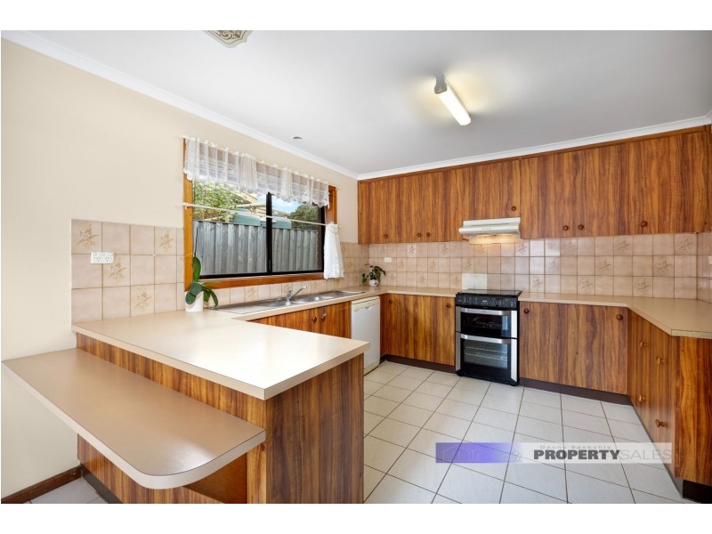 5 Randall Crescent, Moe VIC 3825
