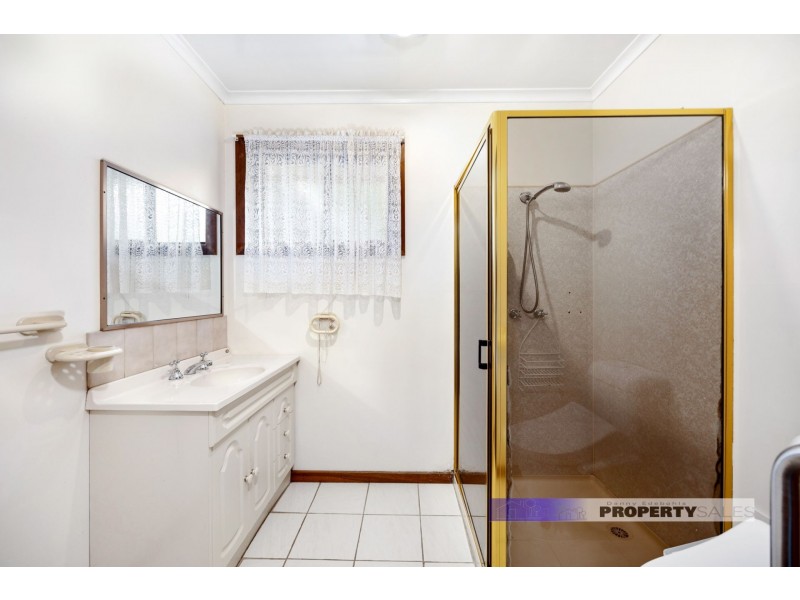 5 Randall Crescent, Moe VIC 3825