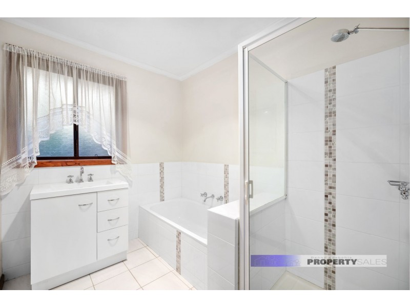 5 Randall Crescent, Moe VIC 3825