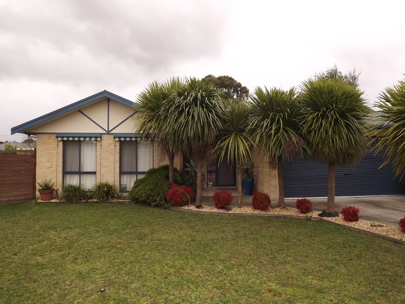 11 Crombe Court, Newborough VIC 3825