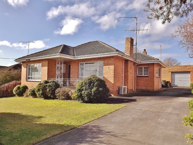 17 Heather Grove, Newborough VIC 3825