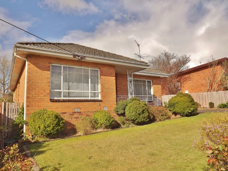 17 Heather Grove, Newborough VIC 3825