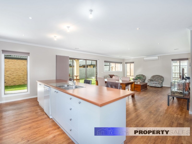 14 Sweetwater Place, Moe VIC 3825