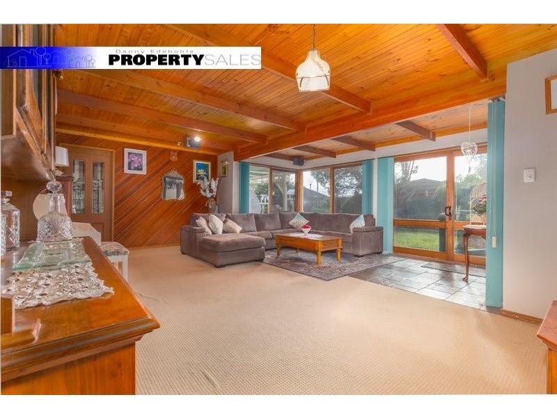 30 Randall Crescent, Moe VIC 3825