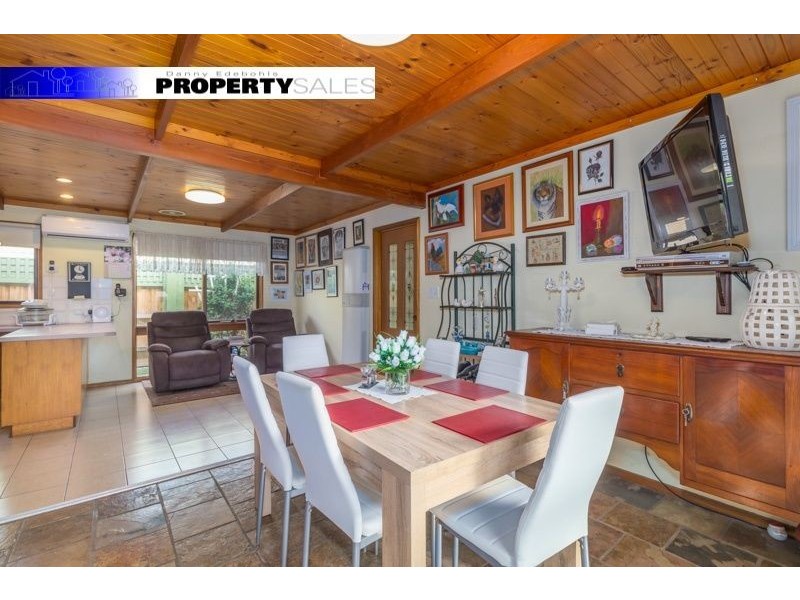 30 Randall Crescent, Moe VIC 3825