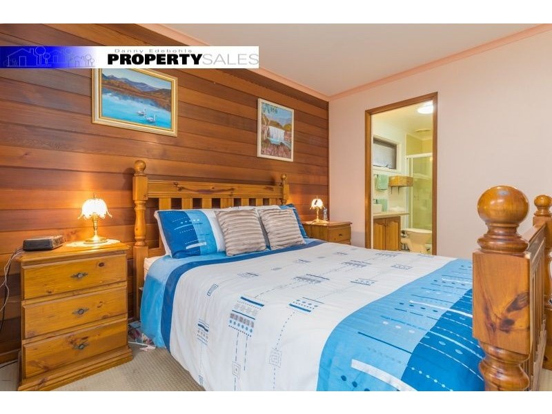 30 Randall Crescent, Moe VIC 3825