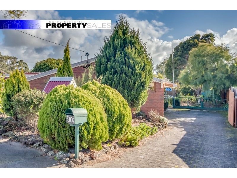 30 Randall Crescent, Moe VIC 3825