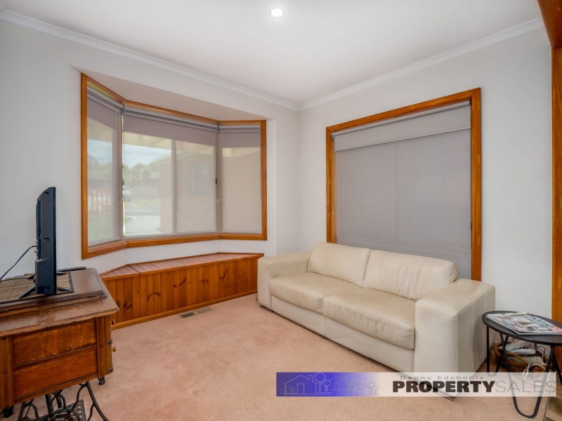49 Dinwoodie Drive, Newborough VIC 3825