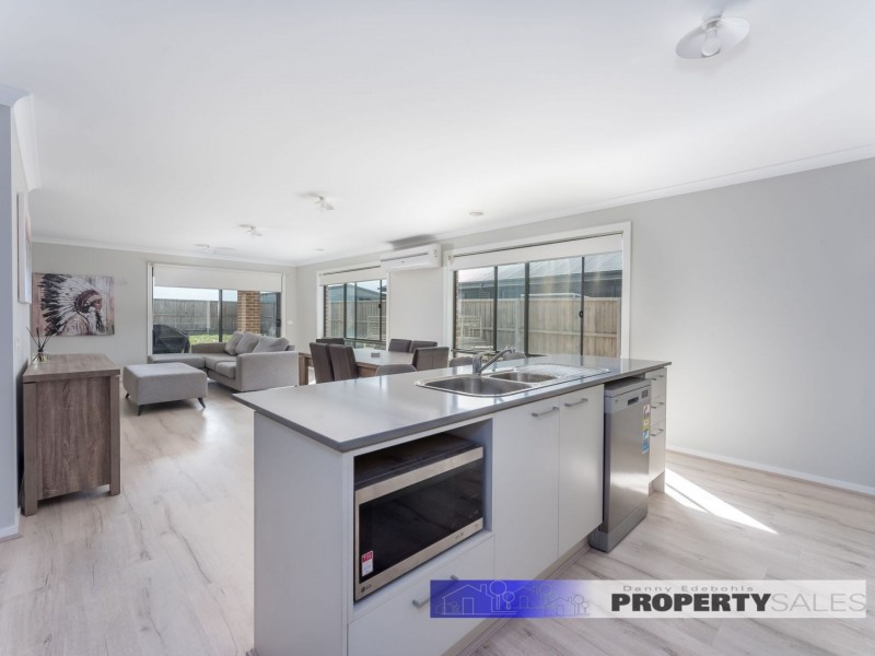 8 St Helena Way, Moe VIC 3825