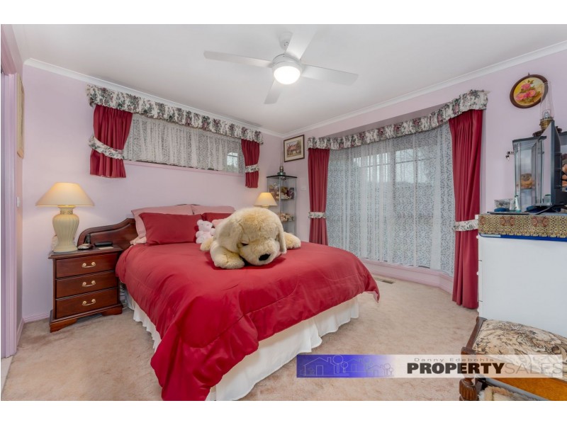 33 Scorpio Drive, Moe VIC 3825