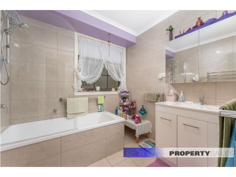 33 Scorpio Drive, Moe VIC 3825