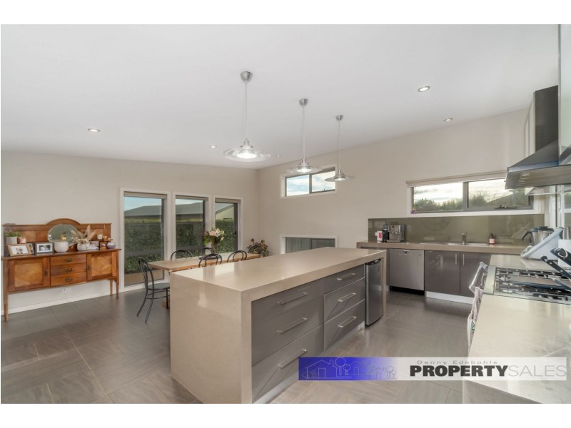 33 Comans Way, Moe VIC 3825