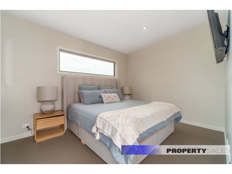 33 Comans Way, Moe VIC 3825