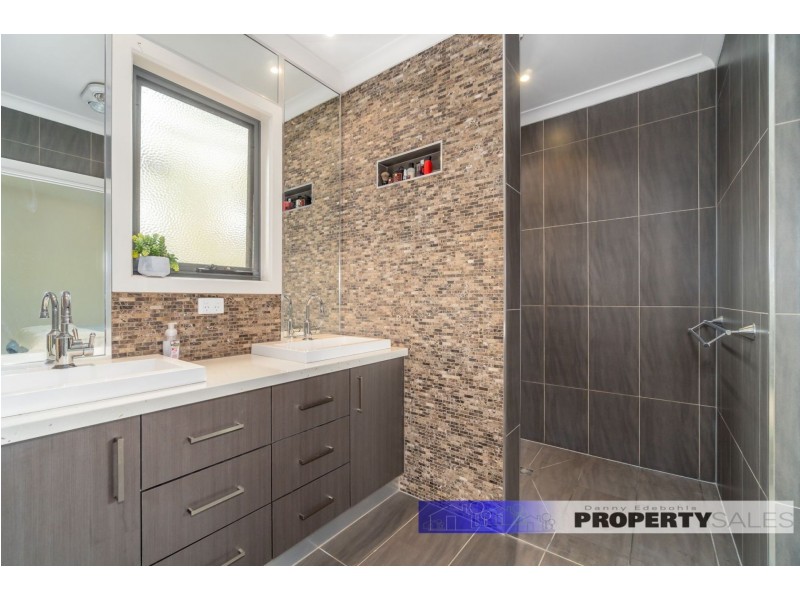 33 Comans Way, Moe VIC 3825