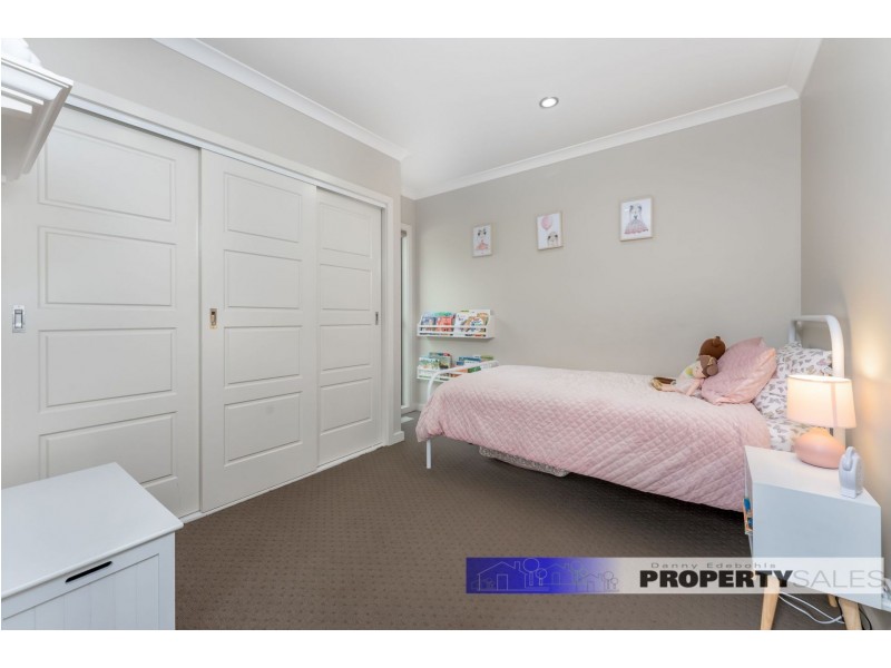 33 Comans Way, Moe VIC 3825