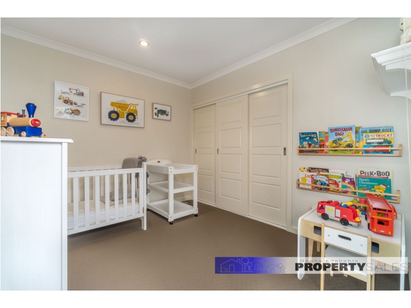 33 Comans Way, Moe VIC 3825