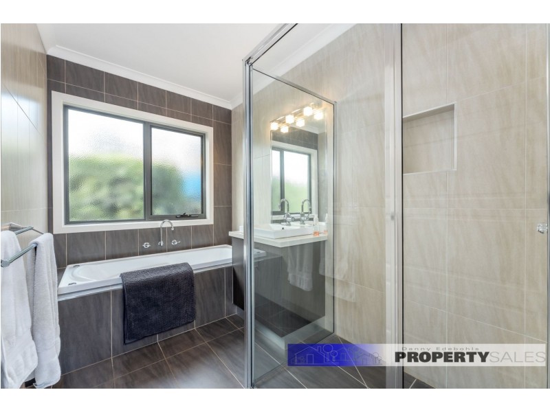 33 Comans Way, Moe VIC 3825