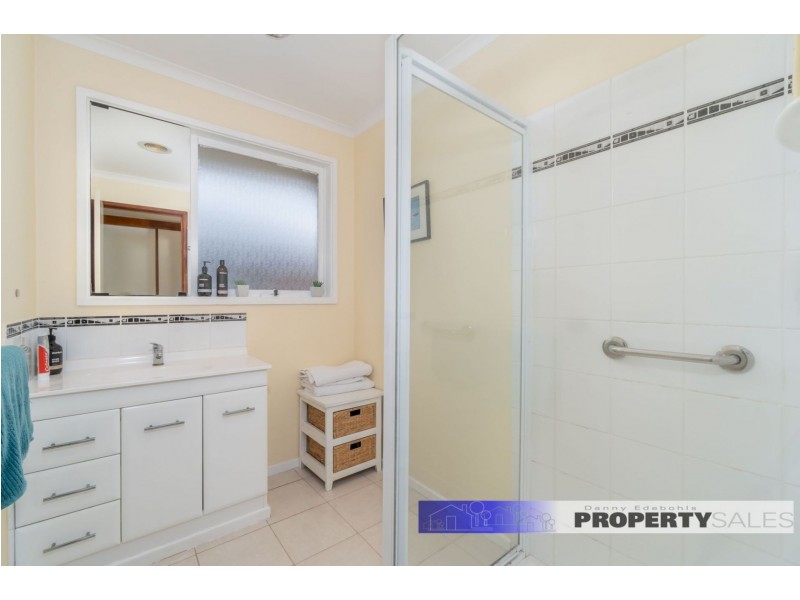 1/20 Ollerton Avenue, Newborough VIC 3825