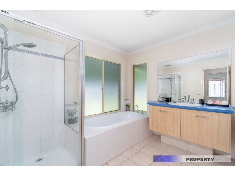 4 Crombe Court, Newborough VIC 3825