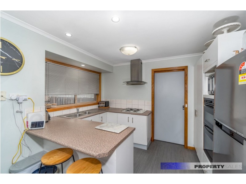 13 Dinwoodie Drive, Newborough VIC 3825