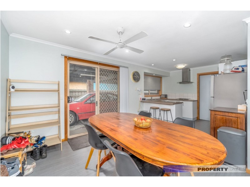 13 Dinwoodie Drive, Newborough VIC 3825