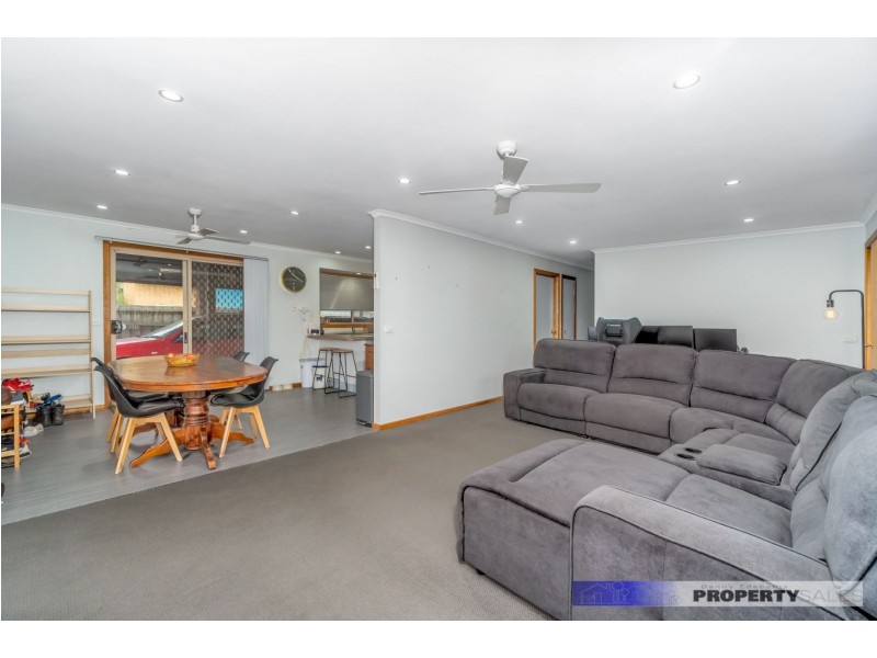 13 Dinwoodie Drive, Newborough VIC 3825