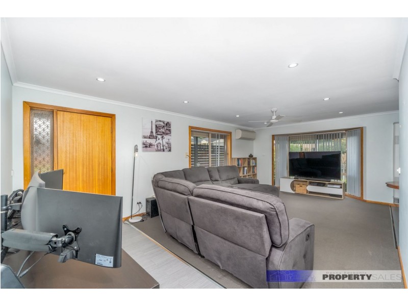 13 Dinwoodie Drive, Newborough VIC 3825