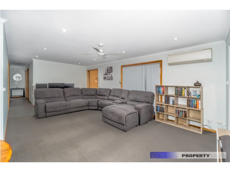 13 Dinwoodie Drive, Newborough VIC 3825