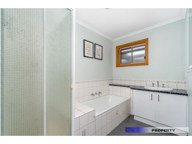 13 Dinwoodie Drive, Newborough VIC 3825