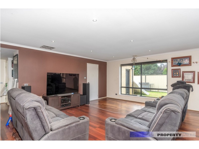 1 Crombe Court, Newborough VIC 3825