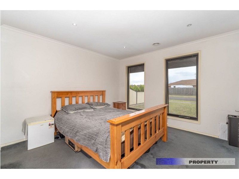 1 Crombe Court, Newborough VIC 3825